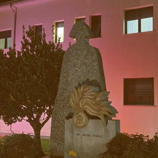 Giornata contro la violenza sulle donne: la caserma dei Carabinieri si illumina di arancione