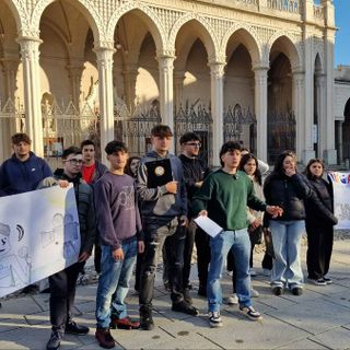 Giornalisti per un giorno, gli studenti del Gae Aulenti di Biella intervistano i passanti: conosceranno la propria città?