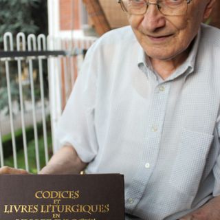 Mario Coda mentre presenta suoi codici miniati per la rubrica di Su Nuraghe