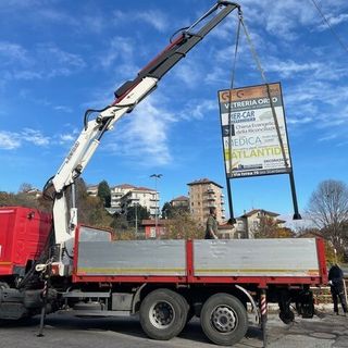 Biella, rimosso il totem dell’Ex Scardassi: addio all’insegna storica di via Ivrea