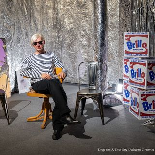 Andy Warhol a Biella: la mostra Pop Art &amp; Textiles tra opere iconiche e tessuti inediti