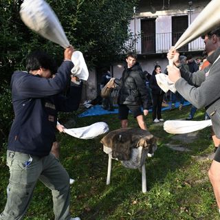 La tradizione rivive a Bagneri: battitura delle castagne a Cascina Nisina - Foto di Alberto Barbera