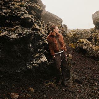 Scarpe marroni e jeans neri: un abbinamento classico per l’autunno e l’inverno