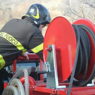 A fuoco il copertone del rimorchio di un tir, scatta l'allarme a Valdilana (foto di repertorio)