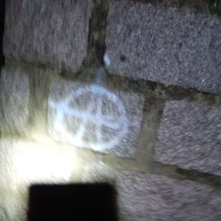 Biella Cossila, simbolo anarchico disegnato su una pietra, cittadini indignati