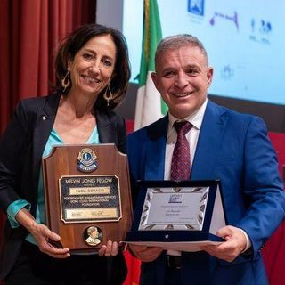 Ivo Bonato premiato a Montecitorio: il reporter biellese riceve lo Standout Award. Nella foto con la giornalista Lucia Goracci