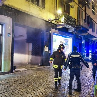 Biella, incendio in via Italia:  in corso le operazioni di spegnimento  - Foto di Riccardo Tosi