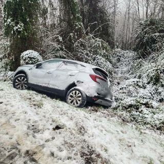 Bioglio, auto finisce fuori strada