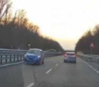Auto in contromano sulla Superstrada, sfiorato l'incidente nel tratto di Masserano VIDEO
