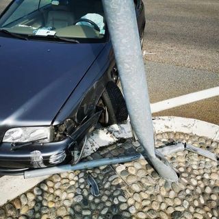 Grosso spavento a Cossato, un'auto finisce contro un palo della luce (foto di repertorio)