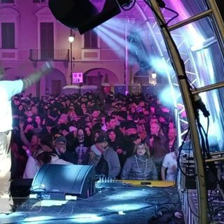 Biella, Folle Notte di Carnevale: migliaia in piazza Cisterna - Foto di Mattia Baù per newsbiella.it