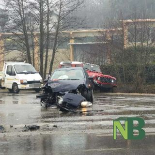 Cossato, violento scontro tra auto all'incrocio tra via Castellengo (foto di Mauro Benedetti per newsbiella.it)