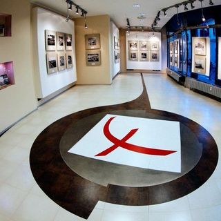 Biella, allo Spazio Cultura l’incanto bianco di Francesco Delorenzi in dialogo con le opere di Placido Castaldi