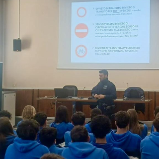 Biella, studenti a lezione dalla Polizia Locale: focus su sicurezza e codice della strada