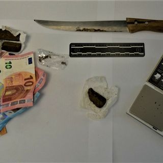 Biella, contrasto allo spaccio: sequestrati hashish e contanti, denunciato un 24enne