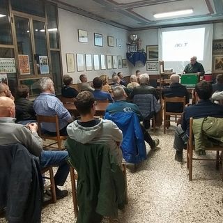 Un momento dell’affollata terza serata del corso di apicoltura, segnata da un vivo interesse per le innovazioni tecniche del comparto