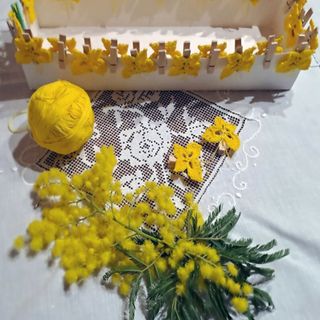 Nell’immagine d’archivio: composizione di pizzi e mimose preparata dalle “feminas” di “Su Nuraghe” per la Festa della Donna