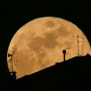 Luna piena nei cieli di Biella, gli scatti suggestivi di Paolo Rosazza Pela