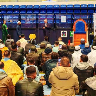 Biella, il sindaco Olivero alla festa di fine Ramadan (foto dalla pagina Facebook di Città di Biella)