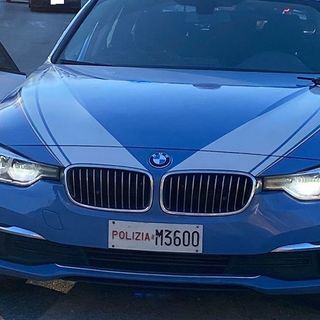 Inseguimento di Polizia a Biella, poi l'auto si schianta contro un muretto: uomo in manette (foto di repertorio)