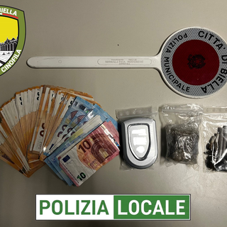 Controlli a Biella, fermato con hashish e 6.500 euro in contanti: nei guai un uomo