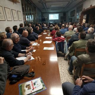Un momento della partecipata quarta serata del corso di apicoltura, caratterizzata da grande attenzione verso le strategie di contrasto all’acaro varroa.