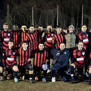 Formazioni di “Su Nuraghe Calcio Biella” e “Oremo NVP” ritratte insieme prima del fischio d’inizio.