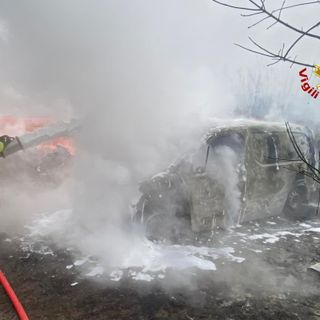 Dal Nord Ovest - Furgone avvolto dalla fiamme, incendio sulla SP31 bis