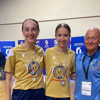 Martina Ciliesa e Greta Bagatin con il Maestro Benemerito Damiano Rovatti al termine delle gare al PalaMaggiore di Leinì