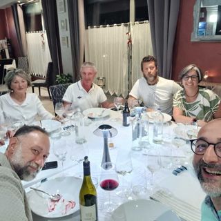 Sorrisi, ricordi, un brindisi e una foto di rito: a Biella reunion per gli ex alunni del Piazzo