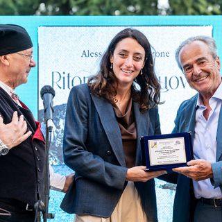 Nell’immagine, il vicesindaco Sara Gentile consegna una targa ricordo all’imprenditore Alberto Savio