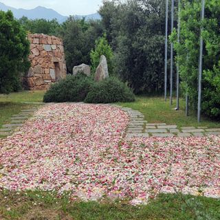 Nell’immagine di repertorio, infiorata al “Nuraghe Chervu” di Biella Nell’immagine di repertorio, infiorata al “Nuraghe Chervu” di Biella
