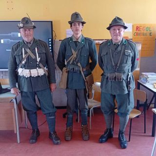 All'esame di terza media in uniforme storica: la passione di Ismael per la Seconda guerra mondiale