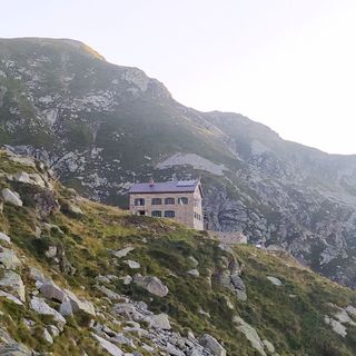 Il Rifugio Rivetti nella foto di Matteo Negro
