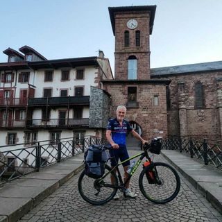 Da Oropa a Santiago in bicicletta: Andrea Mercando è all’inizio del Cammino francese FOTO