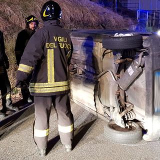 Auto si ribalta a Vigliano: danneggiata una colonnina del metano, foto archivio