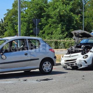 Biella, violento scontro tra auto alla rotonda dell’ospedale (foto di Giacomo Chiarini per newsbiella.it)