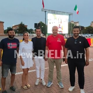 Biella, oltre 200 persone in piazza Falcone per Francia-Marocco: una serata all'insegna dello sport e dell'integra-zione FOTO e VIDEO