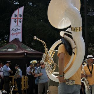 Nell’immagine di Mario Milano, un momento della presenza di otto bande musicali alla festa sarda 2026