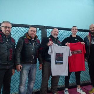 Un crest e una targa per Cristian Magro (MMA) e Dan Oren (Krav Maga) dagli Ursis B. FOTOGALLERY
