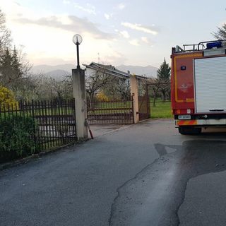 Cossato, a fuoco un'auto in un garage. Fiamme domate dai Vigili del Fuoco VIDEO