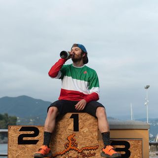 Alex Lupato festeggia sul podio
