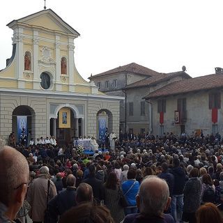 Vigliano saluta Monsignor Gianni Sacchi: Piazza della Chiesa gremita per l’ultima messa