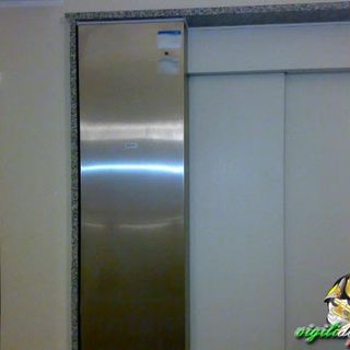 Bloccata dai vicini in ascensore