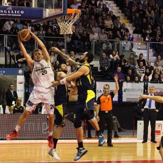 Basket - Con un grande Voskuil l'Angelico batte anche Barcellona FOTOGALLERY
