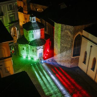 Coronavirus, il tricolore illumina il Battistero di Biella