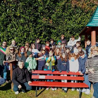 Pettinengo inaugura la panchina rossa: "Per contribuire al futuro del nostro paese".