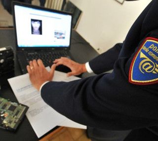 Aumentano in Piemonte i casi di stalking, revenge porn e truffe online.