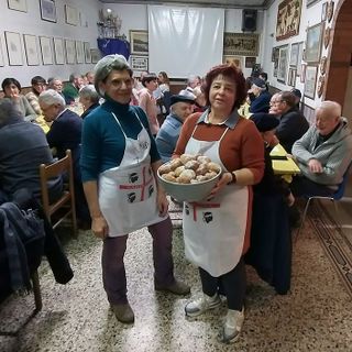 Antonietta e Maria Assunta e i “para frittus” offerti ai commensali.