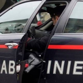 Cossato, perde il controllo del veicolo e finisce contro un muretto: intervengono i Carabinieri.